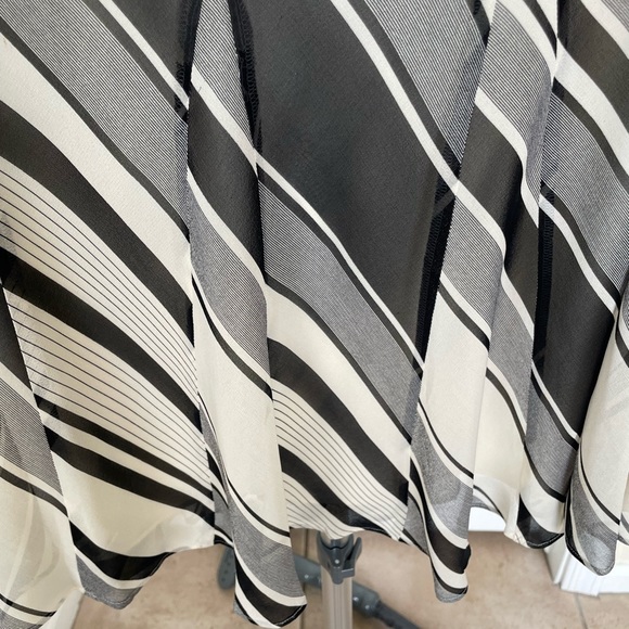 Banana Republic silk skirt,gently worn . - Picture 4 of 5